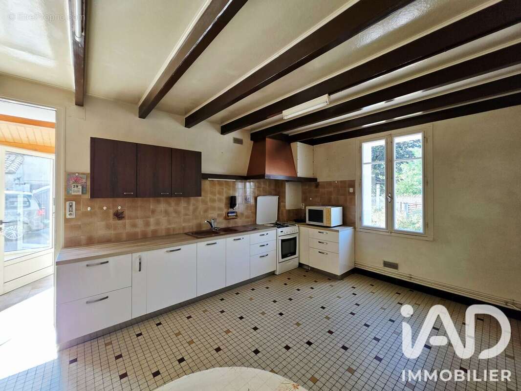 Maison 176 m² à Saint-Cybardeaux  - photo 7