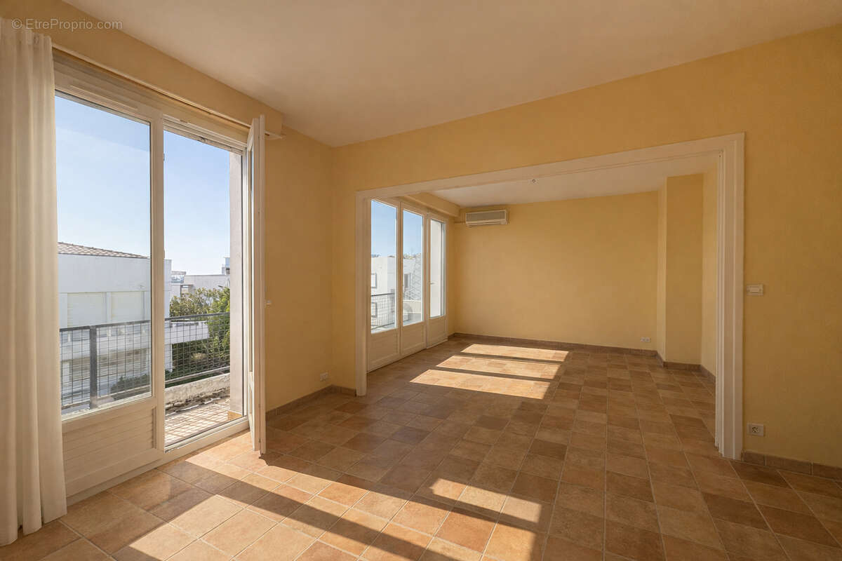 Royan Appartement à rafraîchir, dernier étage avec balcon et pièce annexe - photo 2