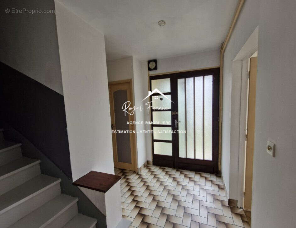 Entrée avec placards - Maison à INGRANDES