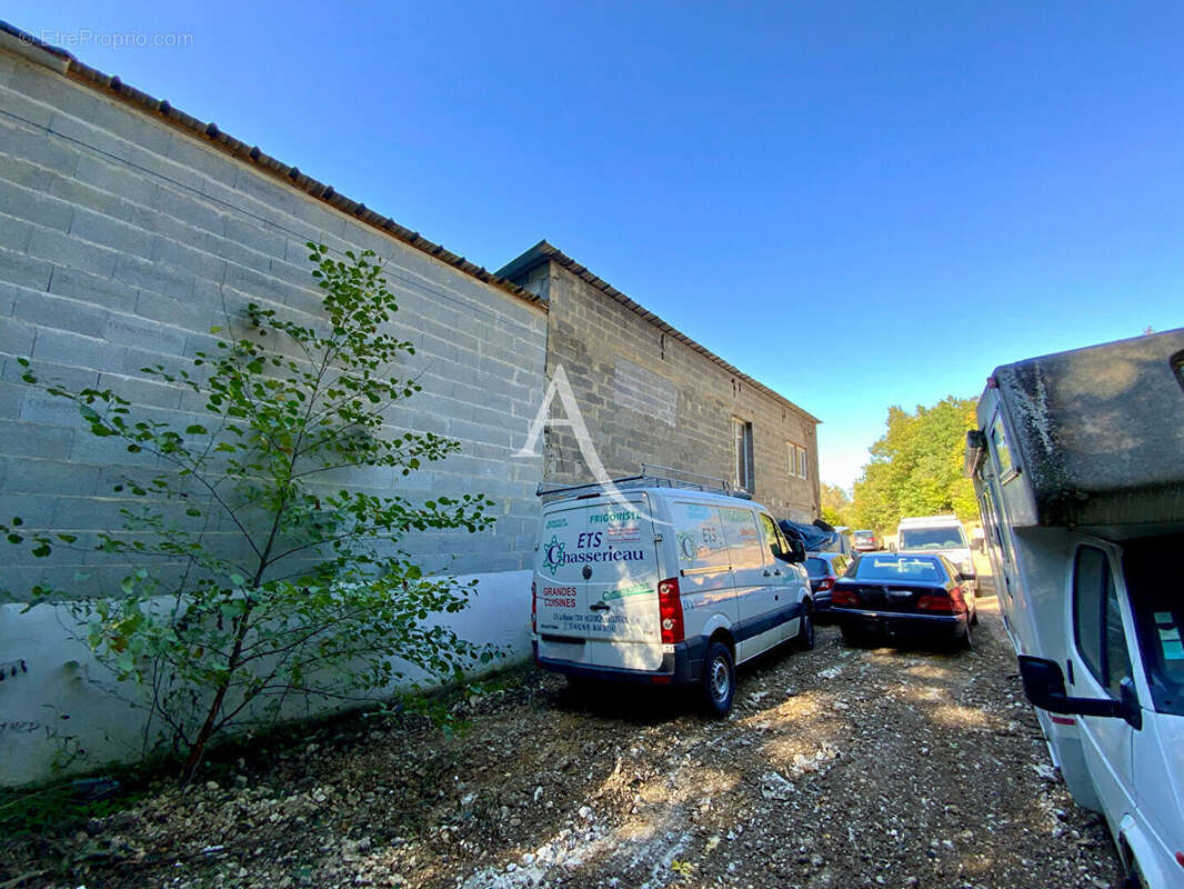 Terrain avec hangar  proche Saintes 275 m2 - photo 10