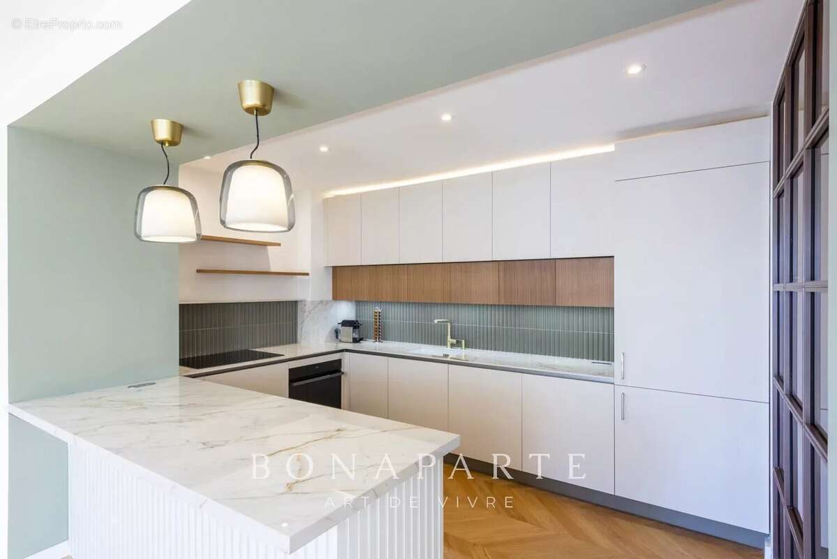 Magnifique cachet pour cet appartement T3 de 107m² situé en plein centre-ville à moins de 50m de la mer - photo 7