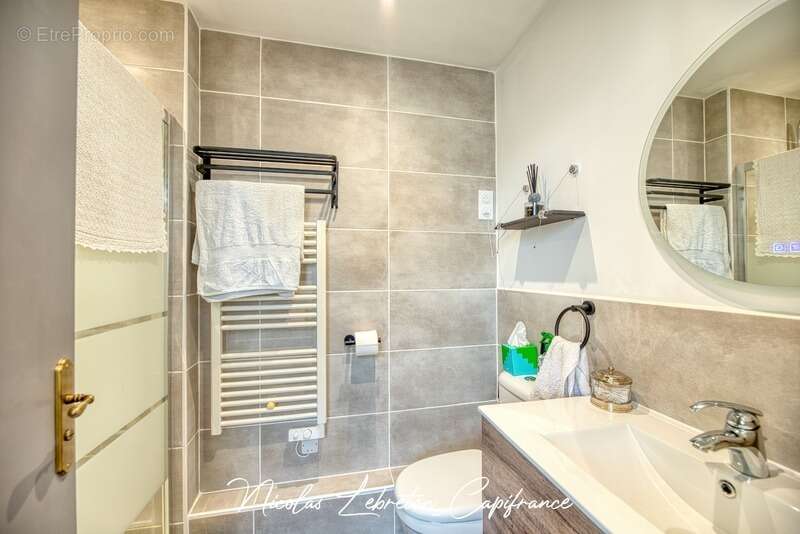 Maison en pierre rénovée de 202 m² – 4 chambres + studio indépendant – Dépendance de 100 m² – Terrain clos de 2 775 m² - photo 9