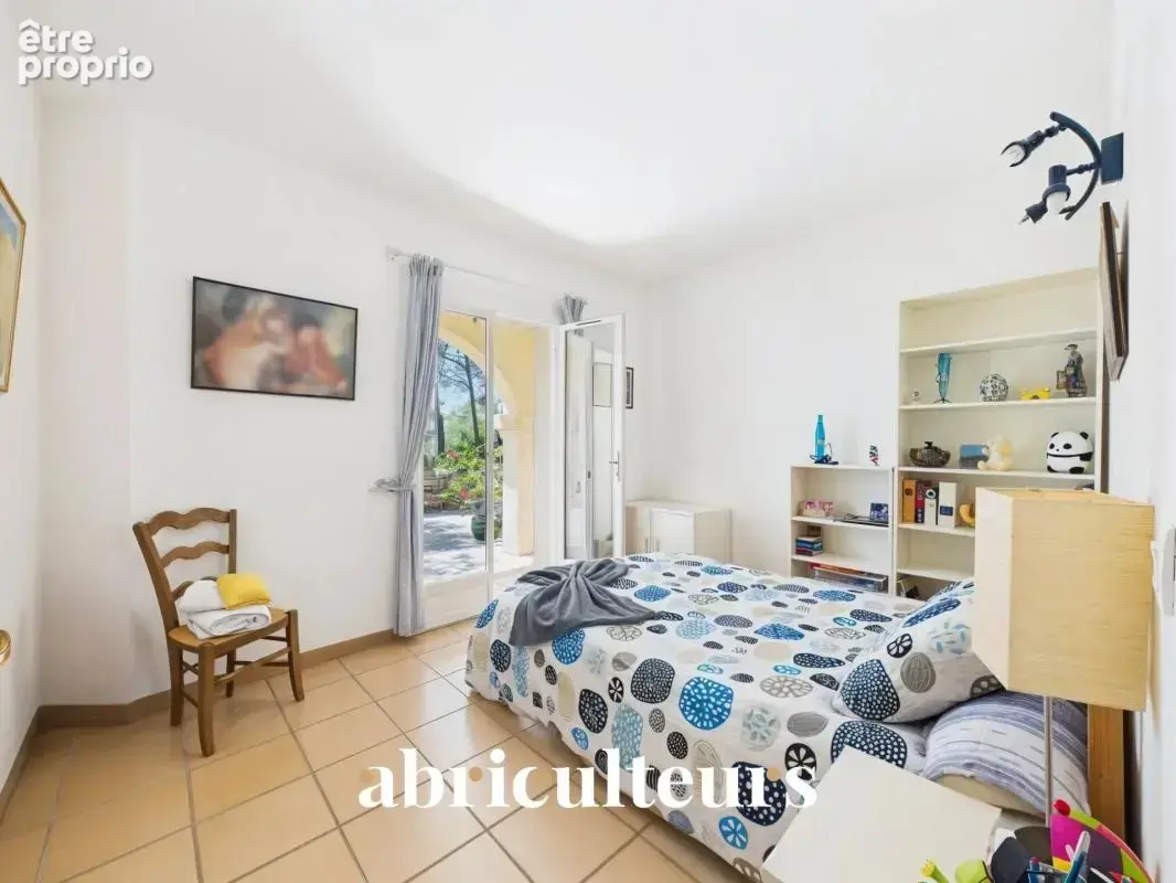 Maison d’architecte de 257 m² avec piscine et jardin arboré de 4 000 m² en vente à Ventabren (13122) - photo 11