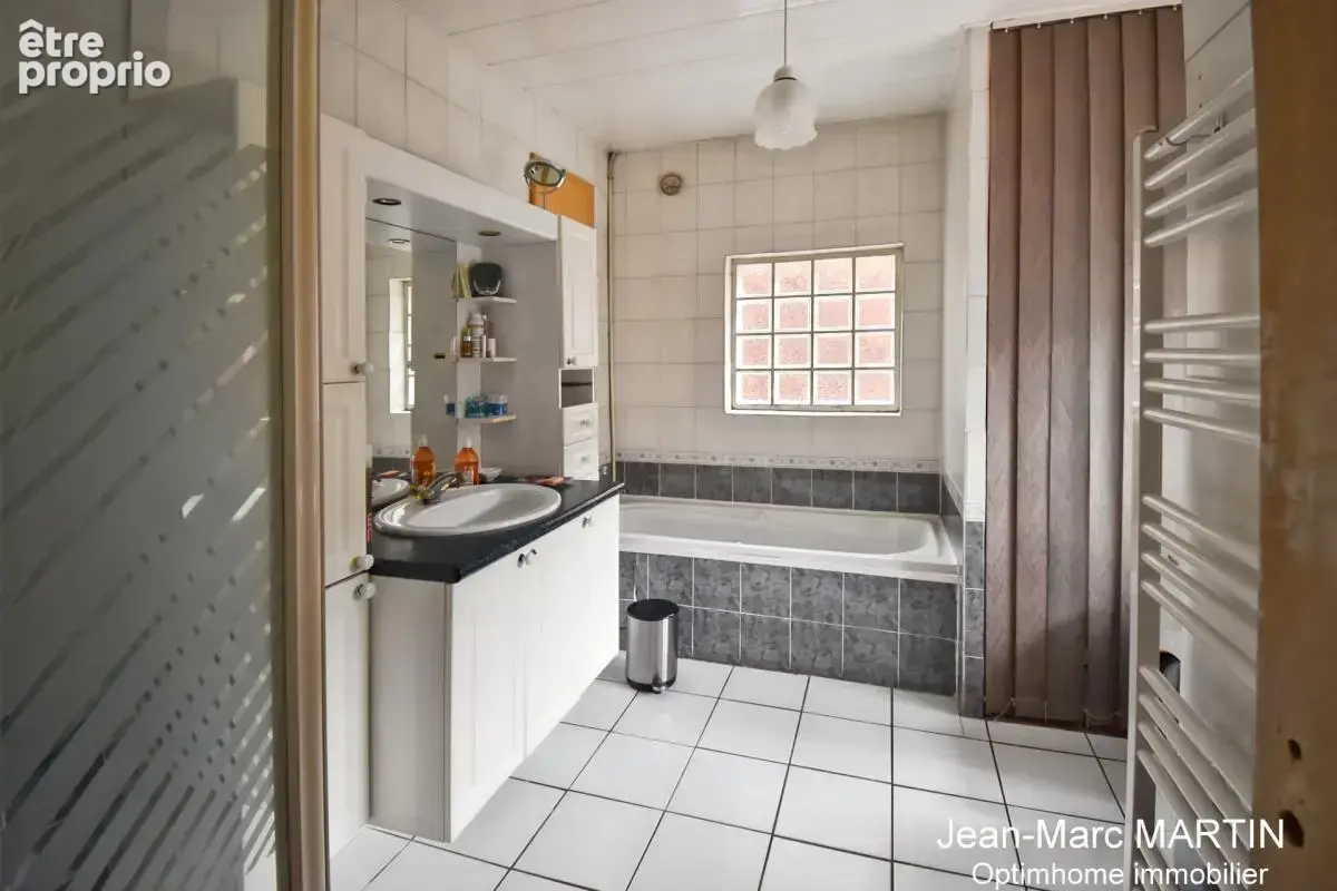 Maison familiale de 115 m² à Carnin : luminosité, 3 chambres et potentiel de valorisation - photo 11