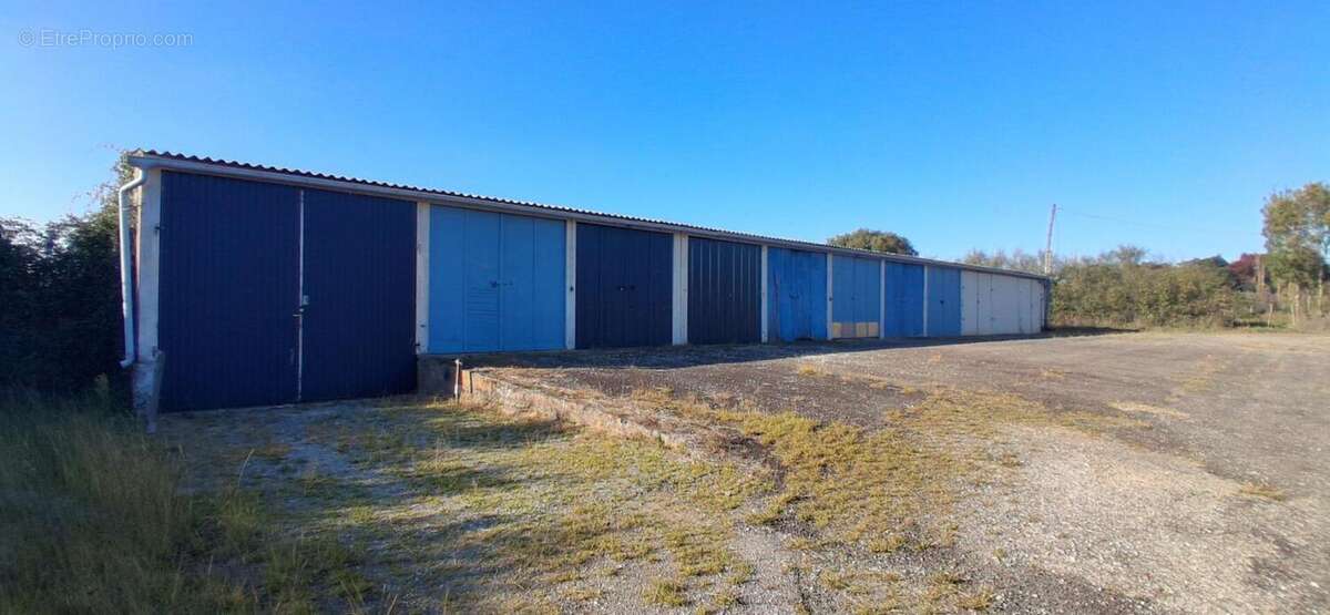 Parking à SAINT-ETIENNE-DE-MONTLUC