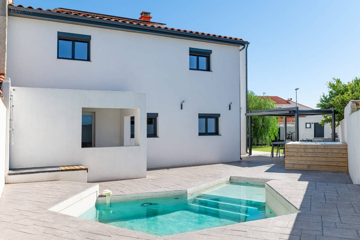 Maison à SAINT-LAURENT-DE-LA-SALANQUE