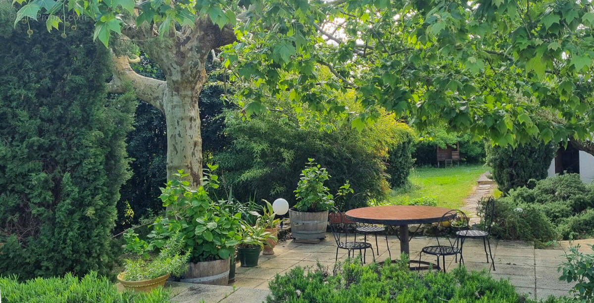 JARDIN - Maison à SAINT-JULIEN-DE-BRIOLA