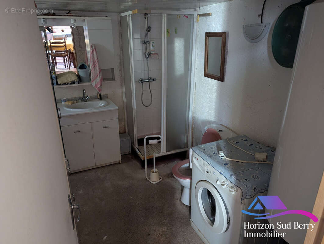 Salle d&#039;eau / WC - Maison à PERASSAY