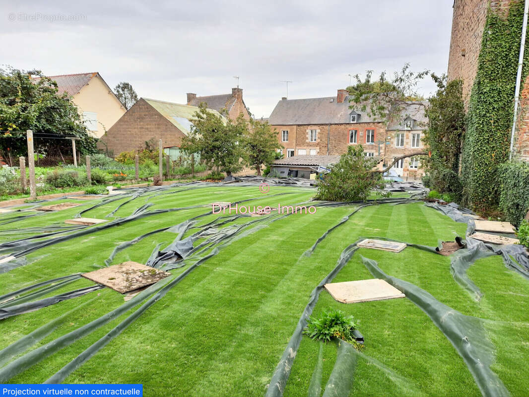 Terrain à LA CROIX-AVRANCHIN