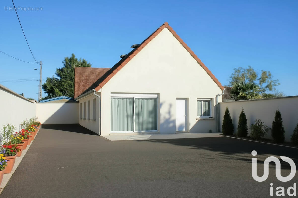 Photo 1 - Maison à LAROCHE-SAINT-CYDROINE