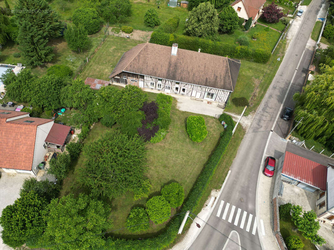 Maison à MONTAULIN