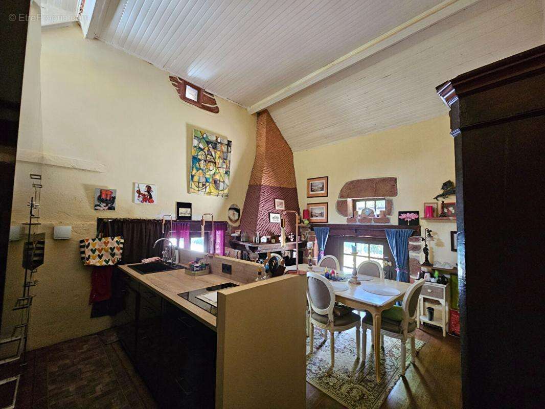 Maison à COLLONGES-LA-ROUGE