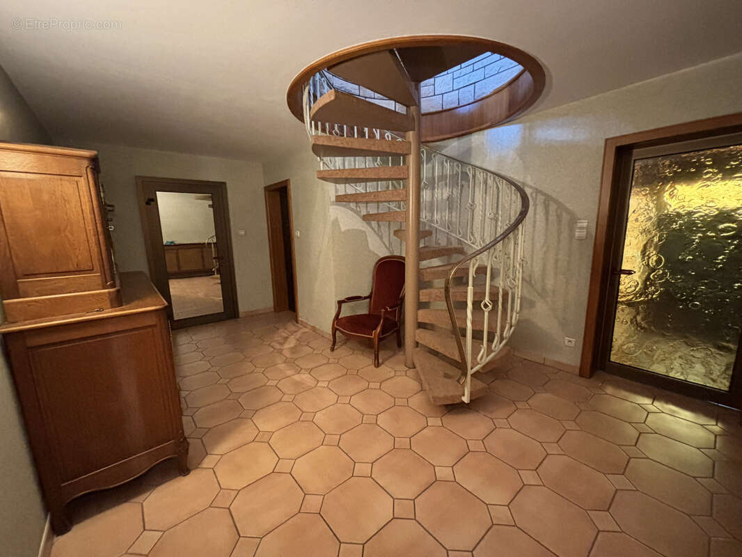 Élégante maison familiale de 220 m2 sur un magnifique terrain arboré de 15 ares - photo 24