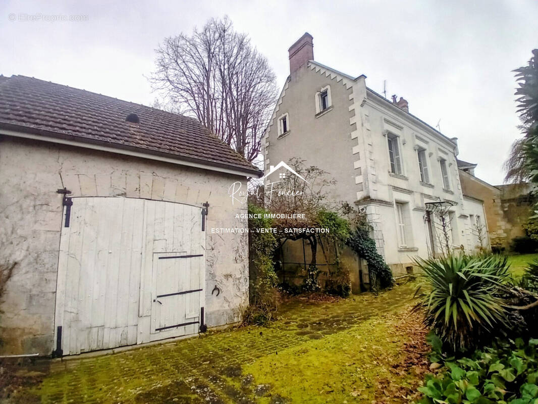 Belle de propriété de 194 m2 avec son garage  - Maison à CHARNIZAY