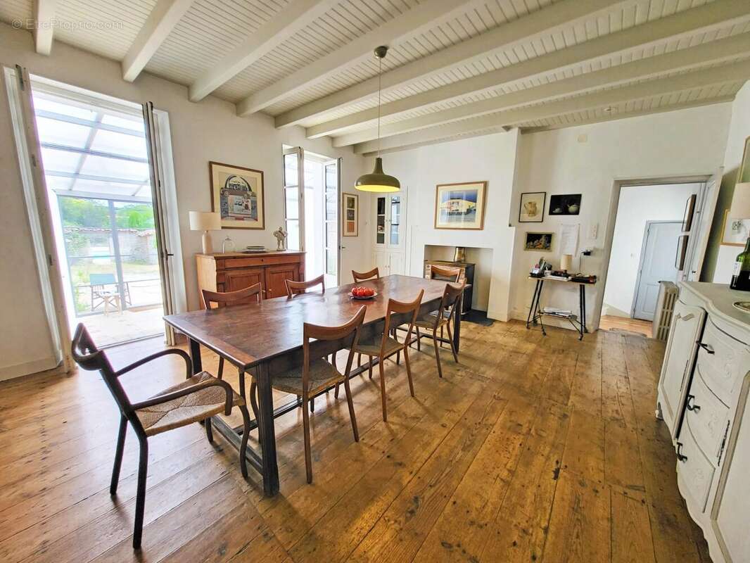 Maison à NEUVICQ-LE-CHATEAU