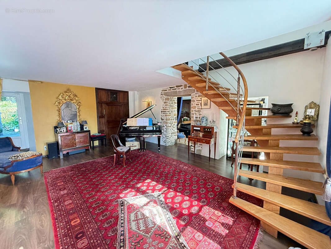 Maison à LANGROLAY-SUR-RANCE