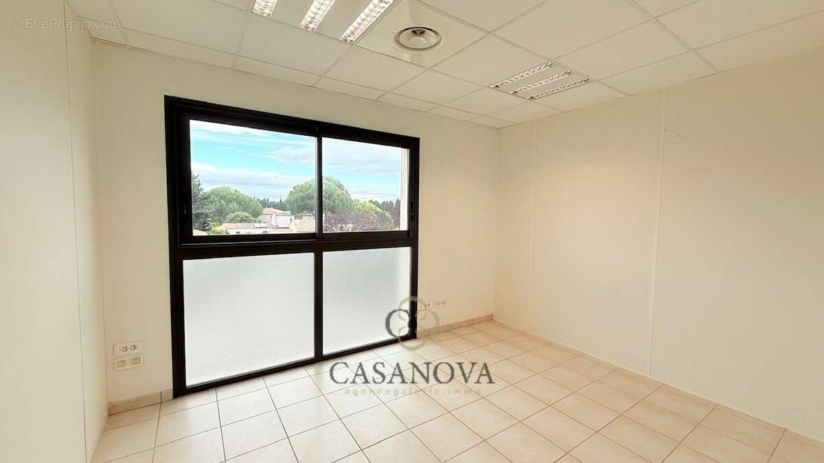 Immeuble de 800 m² avec potentiel de transformation en habitation à Lattes - photo 8
