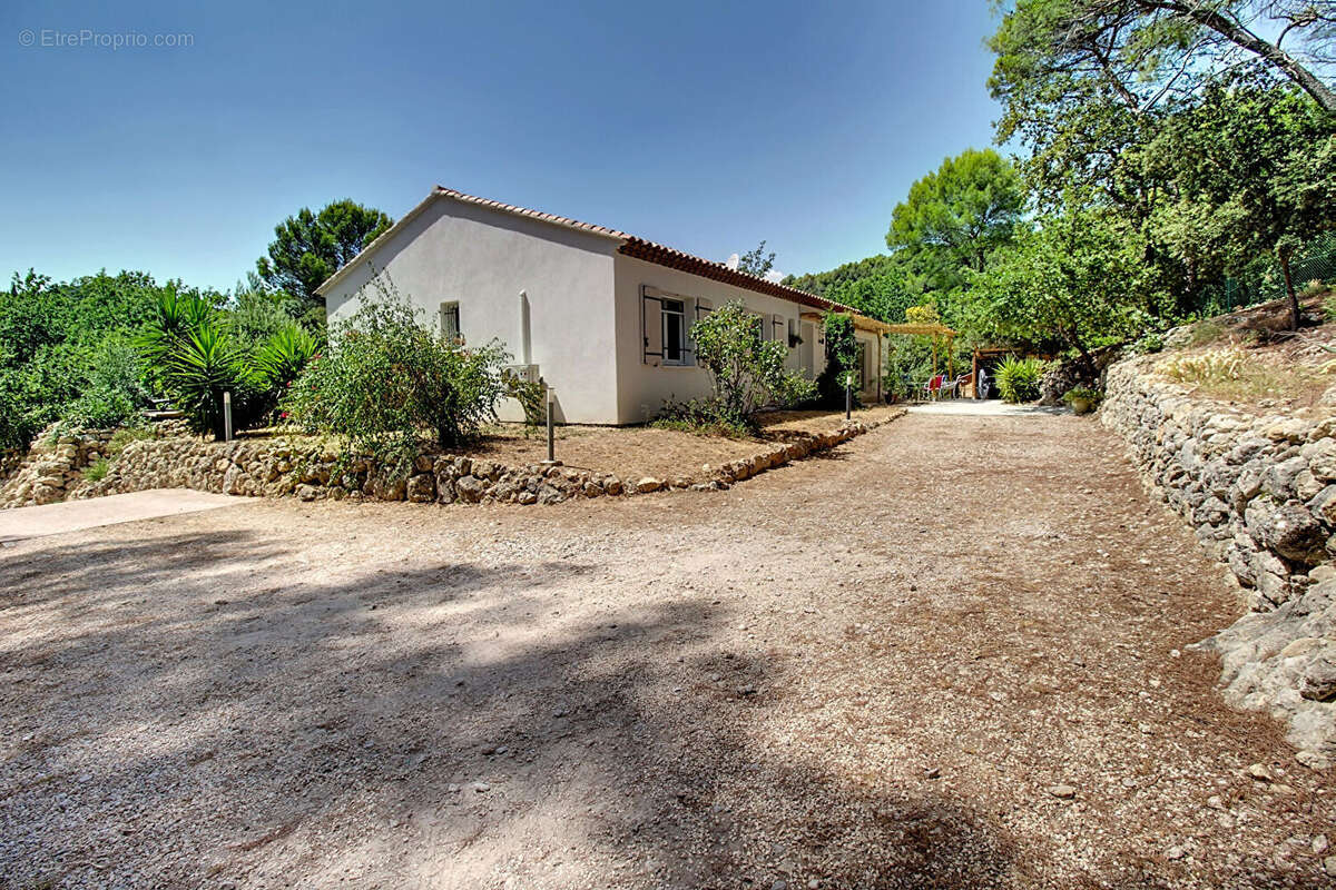A VENDRE EN EXCLUSIVITÉ ! FIGANIÈRES Maison de plain-pied 126 m² 3 chambres Piscine et terrain de 2074 m² - photo 21