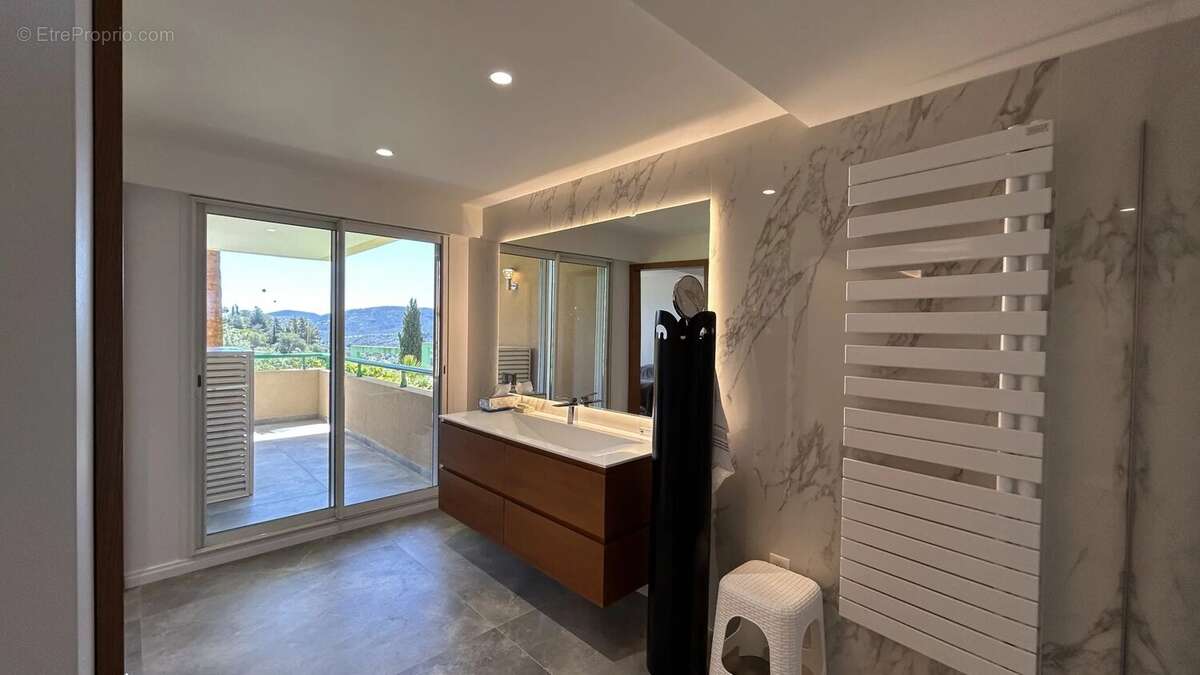 Appartement à MANDELIEU-LA-NAPOULE