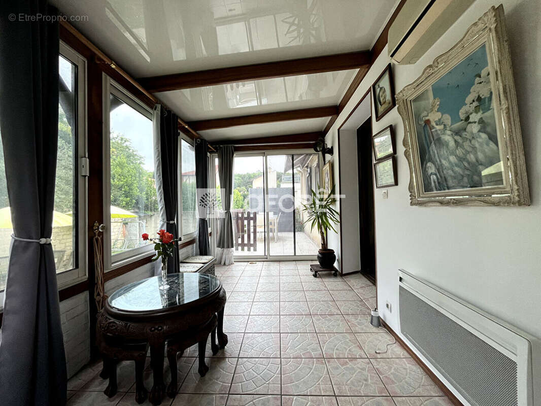 Aux portes du Vésinet, découvrez cette maison familiale offrant 5 chambres, une chambre de plain-pied et un espace indépendant. - photo 11