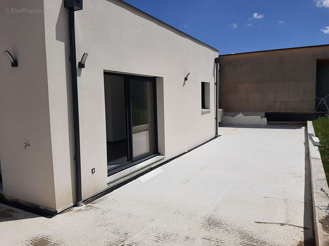 Maison à LES MARTRES-DE-VEYRE