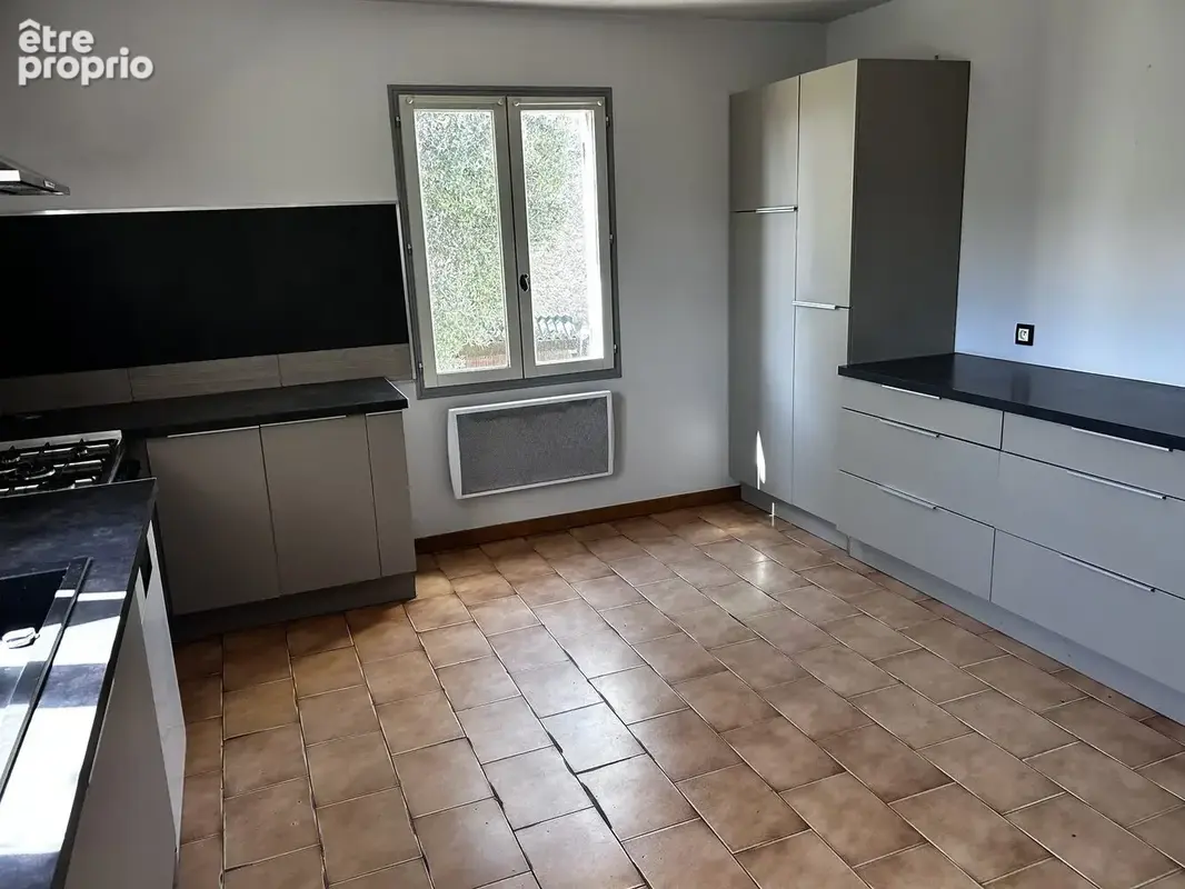 maison 4 chambres +bureau sur 750 m² - photo 7
