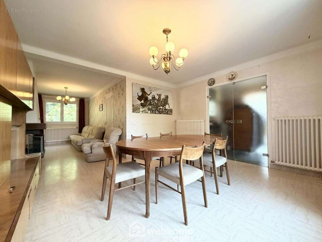 Découvrons la pièce de vie lumineuse de 32 m² comprenant ... - Maison à BRUYERES-ET-MONTBERAULT