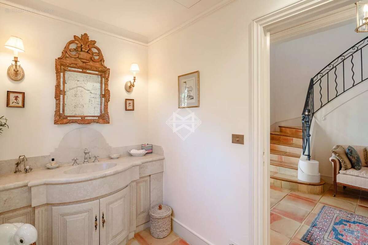 Maison à CHATEAUNEUF-GRASSE