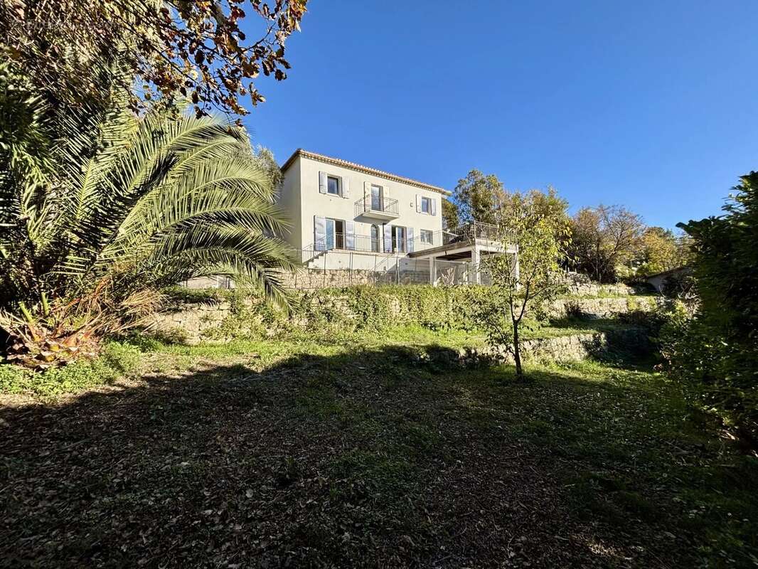 Maison à CHATEAUNEUF-GRASSE