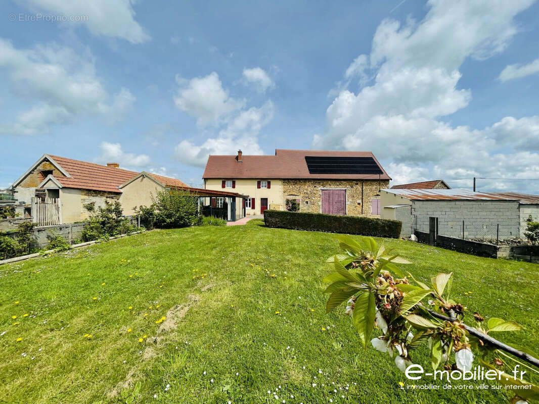 Maison à SAINT-CHRISTOPHE-EN-BRIONNAIS