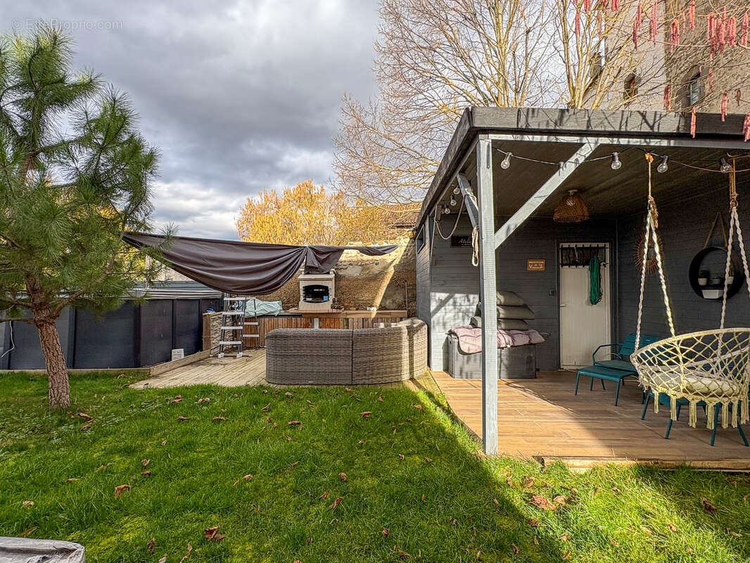 Maison à LES MARTRES-D'ARTIERE