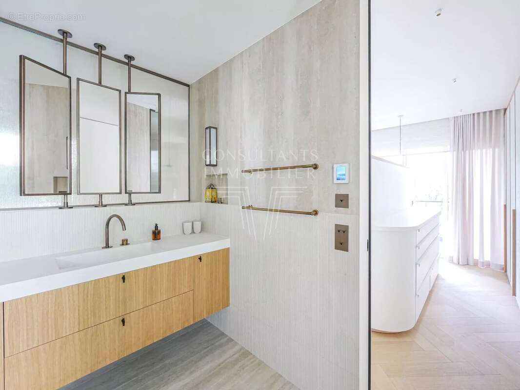 Appartement à NEUILLY-SUR-SEINE