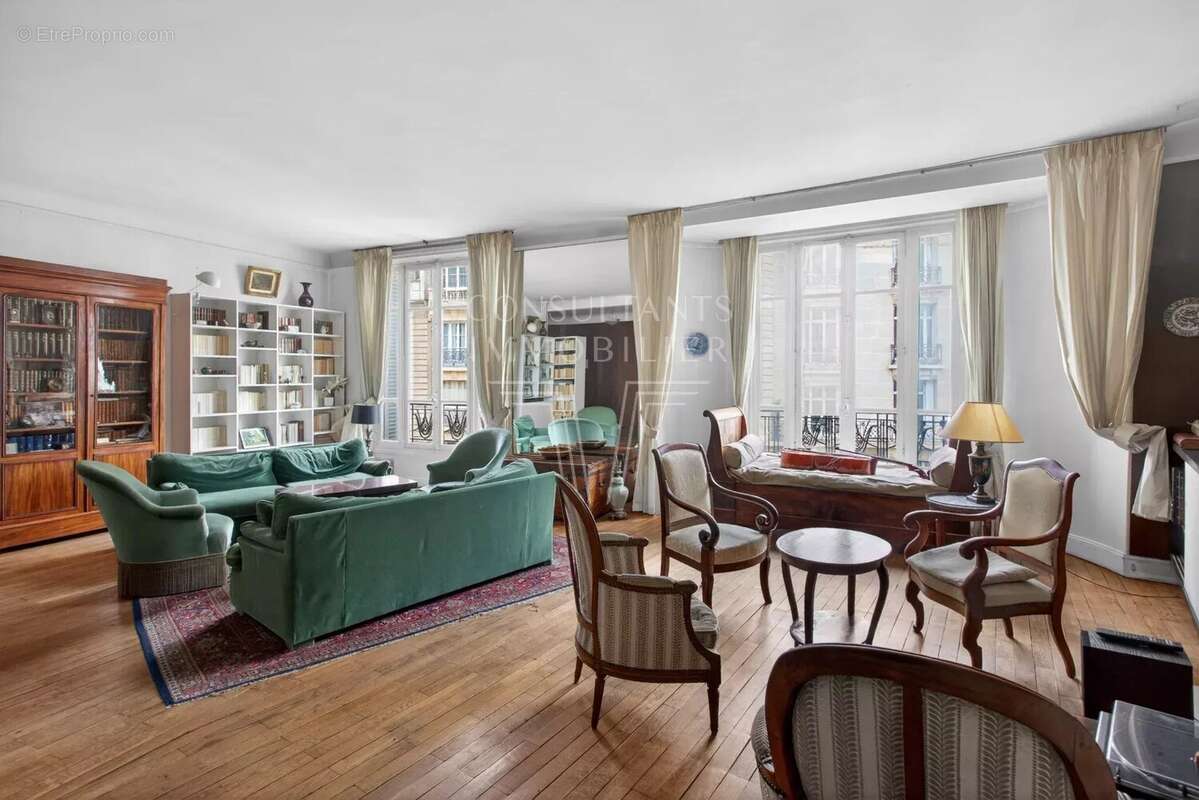 Appartement à PARIS-16E