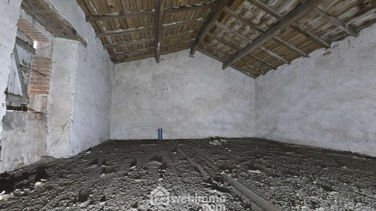 A l'étage, une belle hauteur sous plafond permettra de faire un aménagement