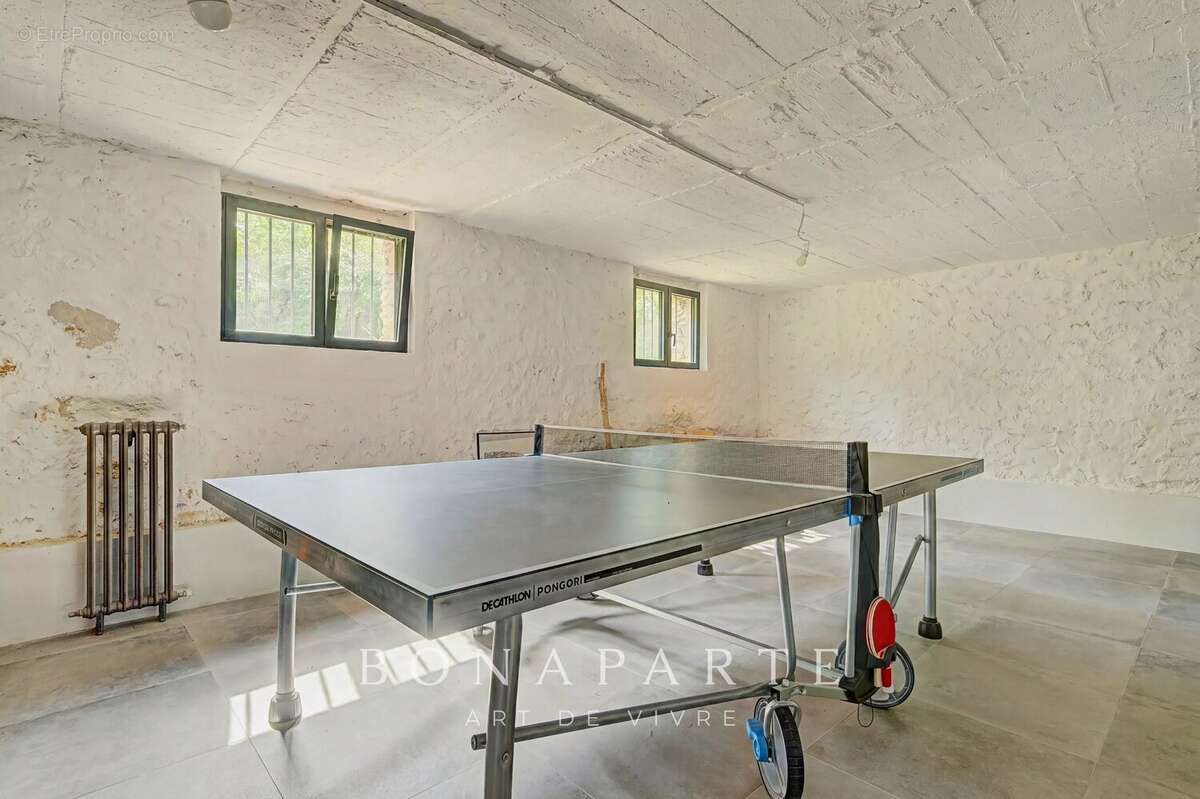 Suresnes – Élégante maison familiale de 210 m² avec jardin paysager et garage - photo 20