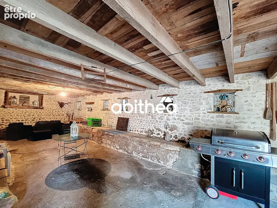 9 pièces 247m2  15000 m2  ENSEMBLE IMMOBILIER  CHARENTAISE RÉNOVÉE  250 + 48 m2  dépendances  étang - photo 17