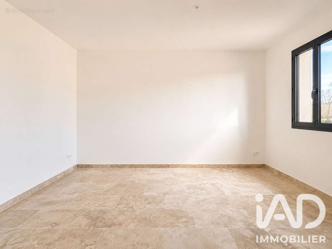 Maison 155 m² à Villeneuve-Les-Montreal  - photo 8