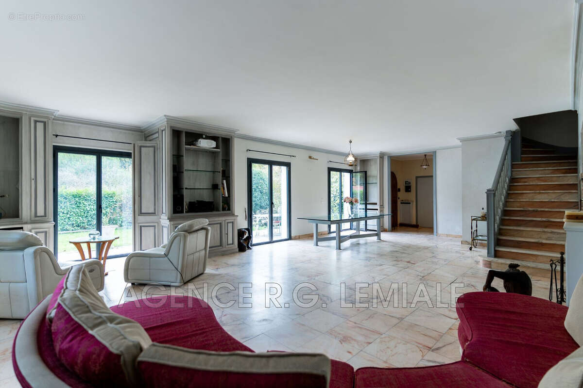 Maison à LE MESNIL-LE-ROI