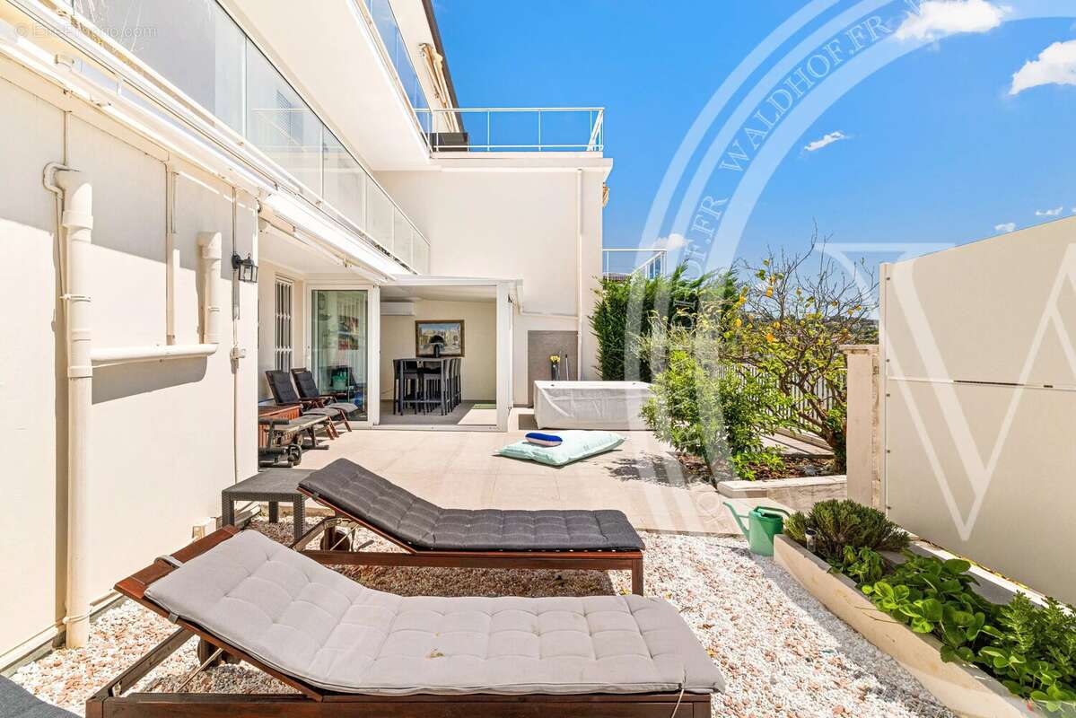 Une résidence de jardin de trois chambres entièrement rénovée au-dessus de la mer, Roquebrune-Cap-Martin - photo 4