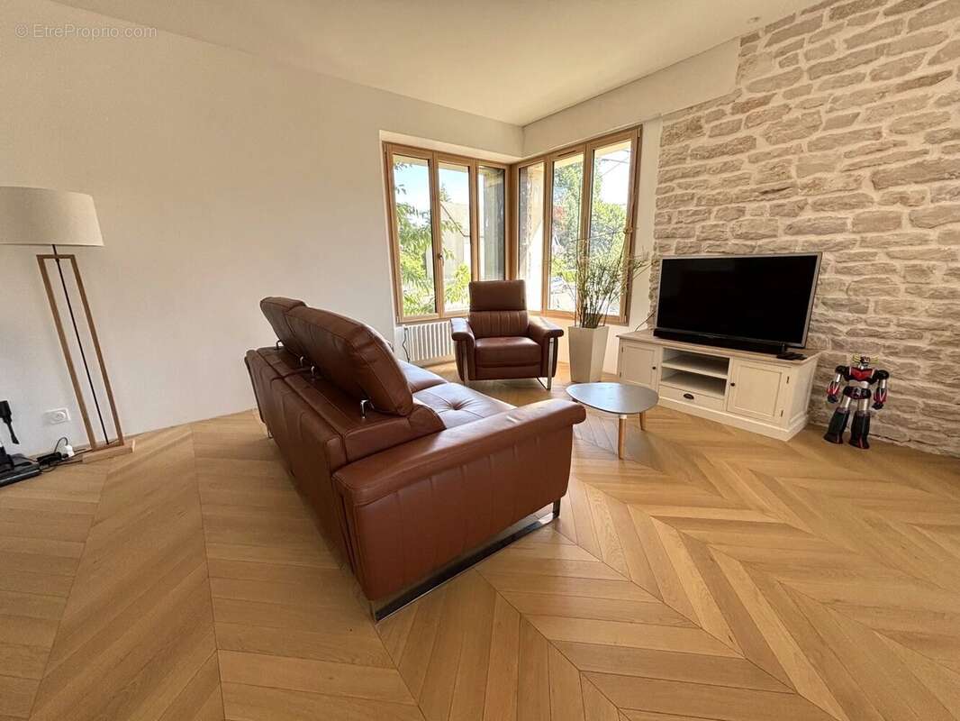 Maison 175 m² - 7 pièces avec dépendances - photo 2