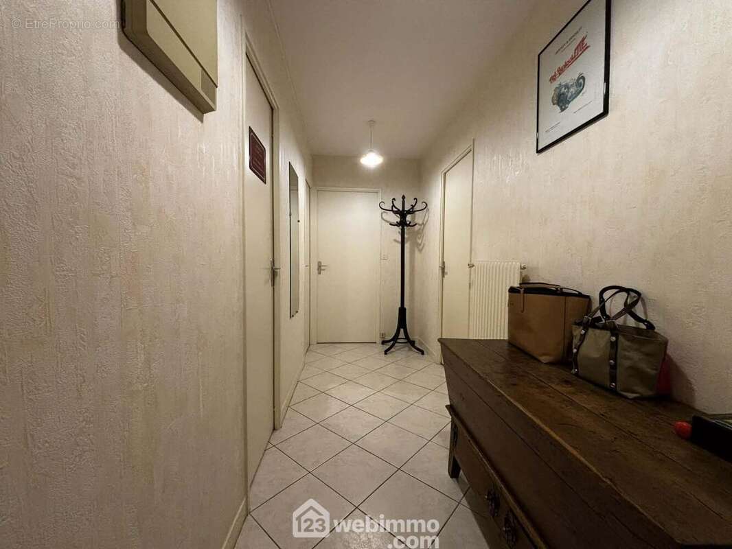 L&#039;entrée de 5,9 m2 dessert d&#039;un côté : - Appartement à CHATELLERAULT