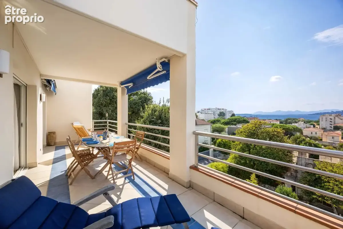 Exclusivité - Début Cap d'Antibes - Beau 3 pièces avec grande terrasse et vue panoramique mer - Piscine - Parc - Garage - Cave - photo 13