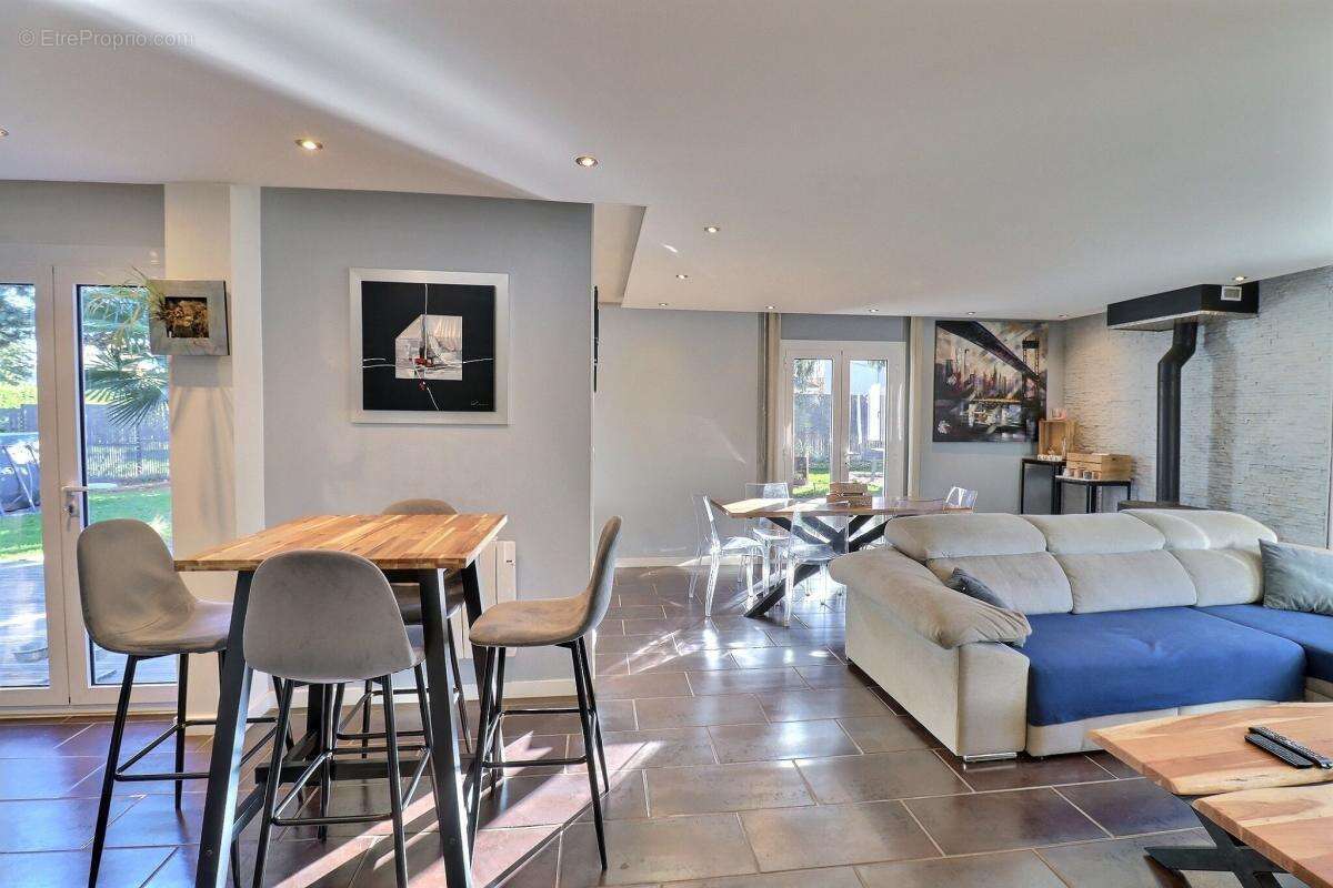 Maison à VEZERONCE-CURTIN