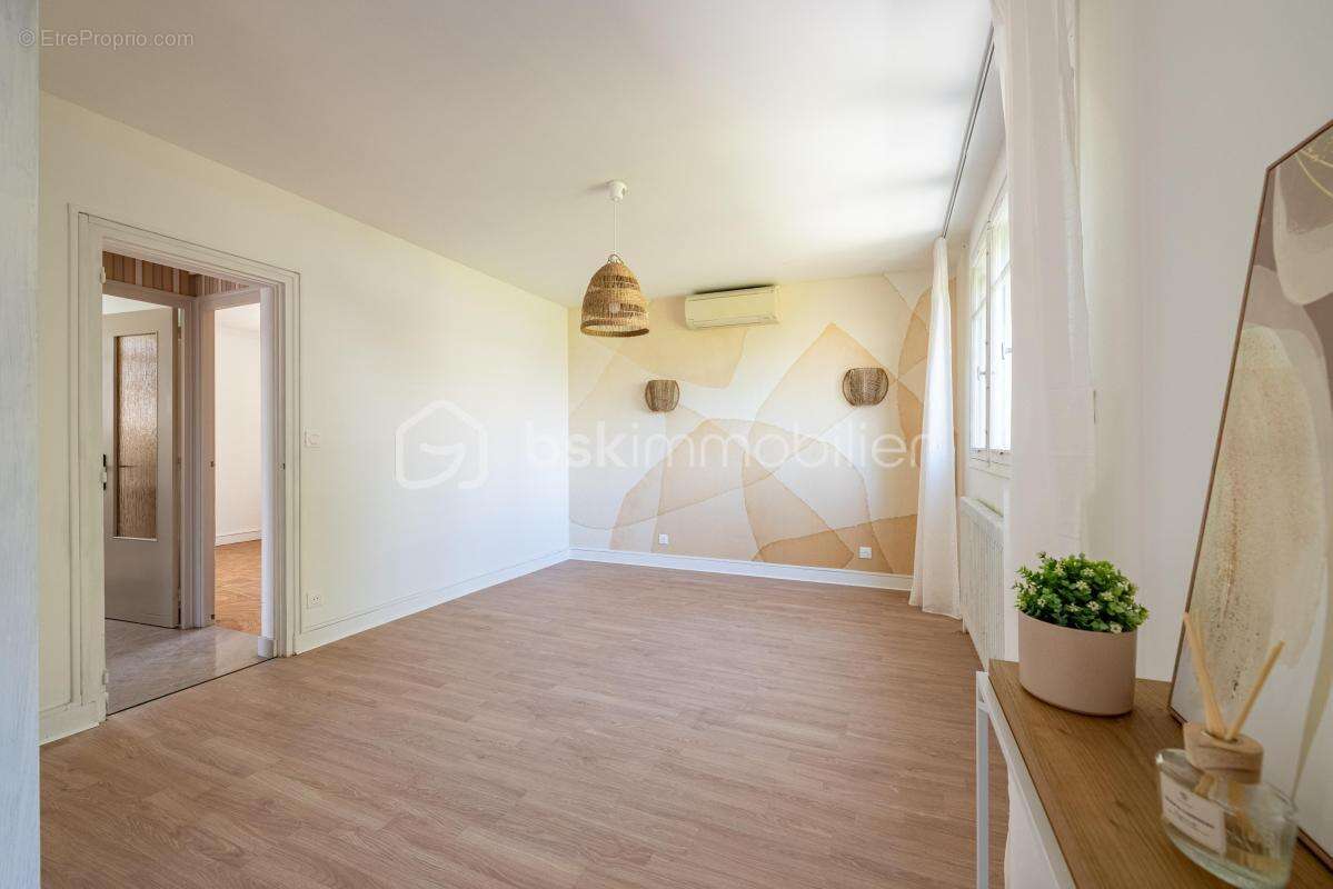 Très belle maison rénovée des années 1970 composée de ses 4 chambres, de son sous-sol total et de son jardin clos sans vis-à-vis - photo 4
