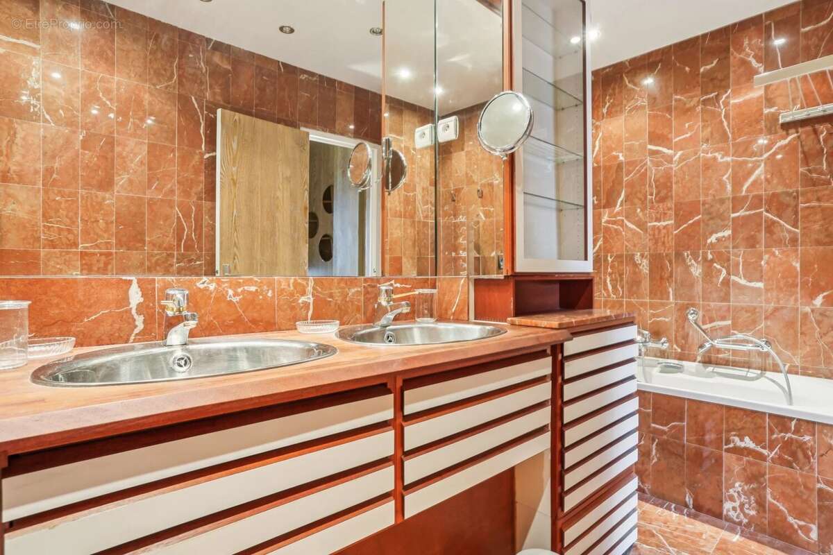 Appartement à NEUILLY-SUR-SEINE