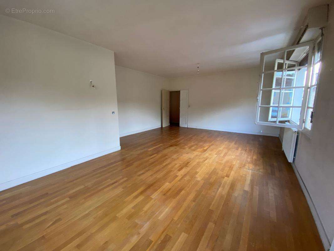 Maison à MAUZAC-ET-GRAND-CASTANG