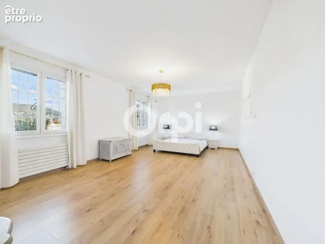 Villa 251 m² - 5 chambres - rénovée - au calme - photo 15