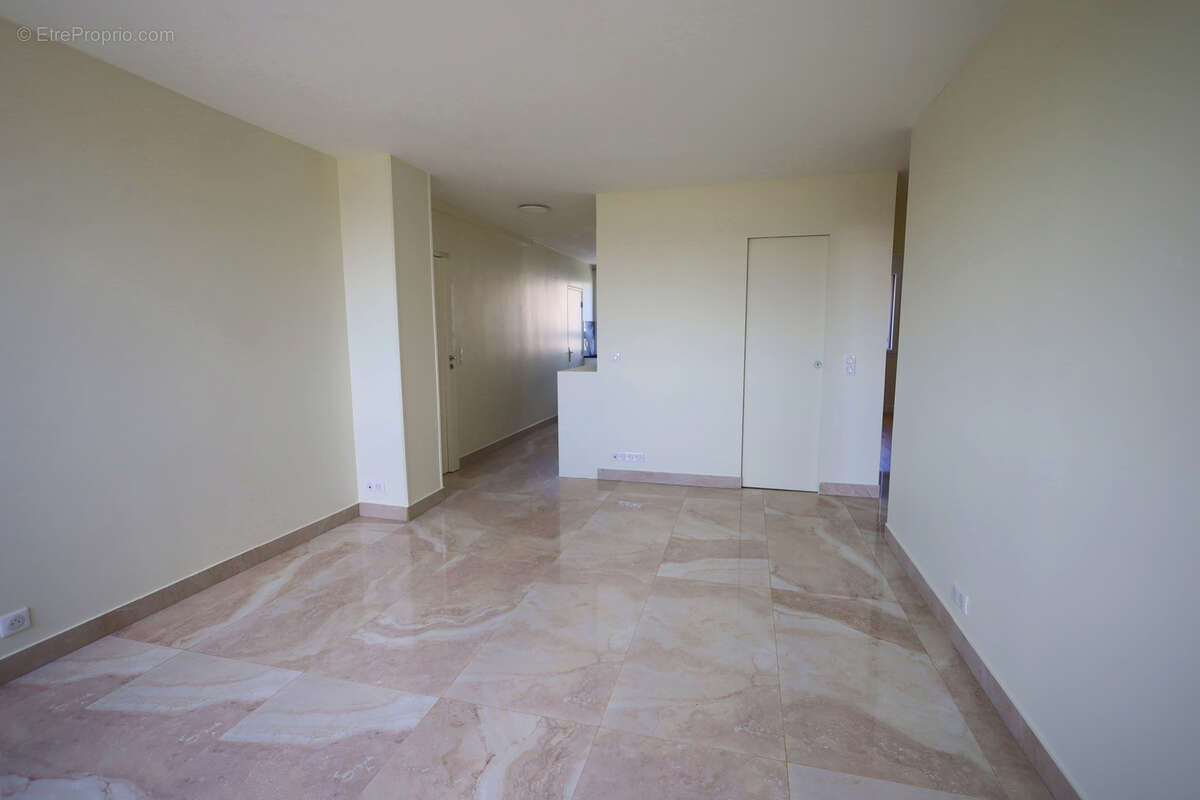 LE PLESSIS-ROBINSON - Appartement 4 pièces - 73,98 m2 Carrez - Lumineux, entièrement rénové, sans vis-à-vis. - photo 2