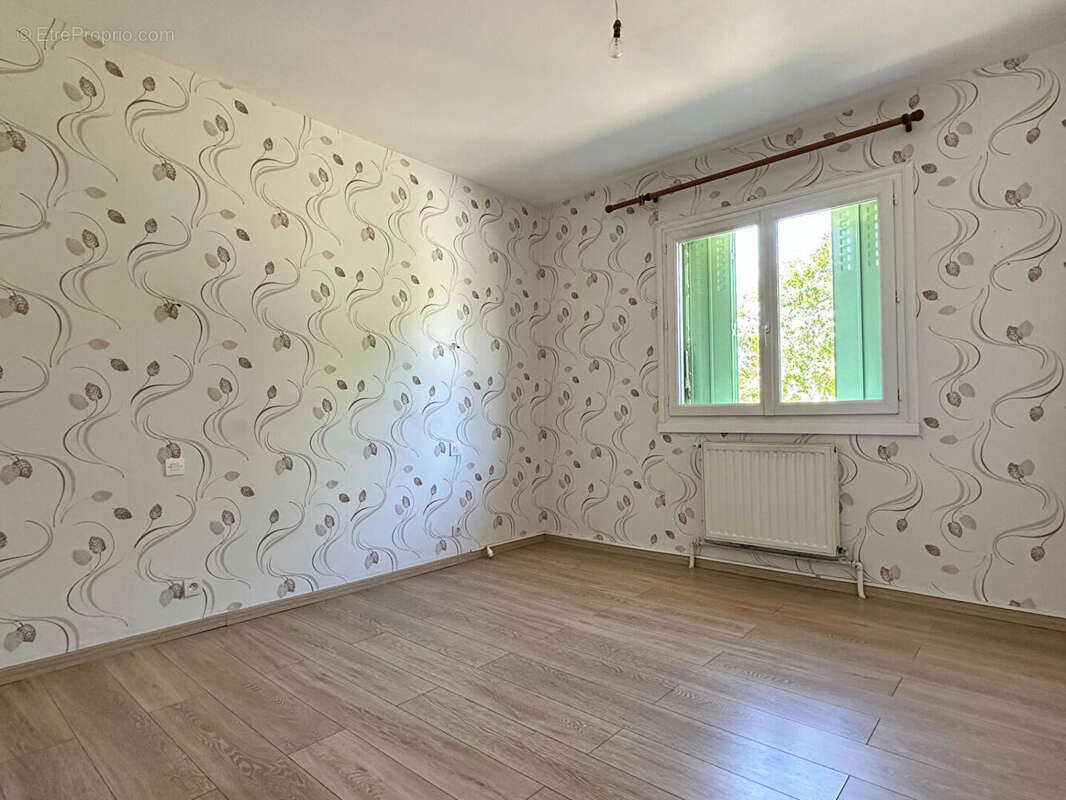 Maison de plain pied 131 m2 avec 1600m2 de jardin à Puymoyen - photo 4