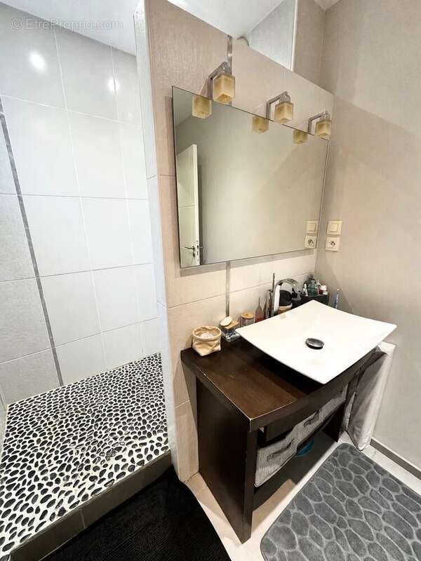 Appartement à SAINT-JEAN-BONNEFONDS
